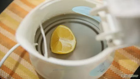 knep för att rengöra en vattenkokare med citron